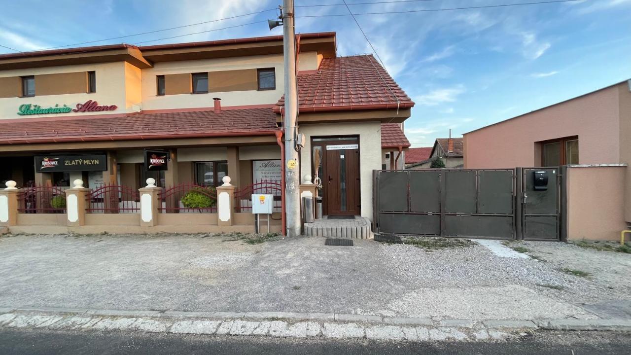 Restauracia-Penzion Altana Ludanice Exteriér fotografie